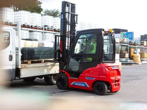applicationelectricforklifttruckme425ldliftmanitou006.jpg