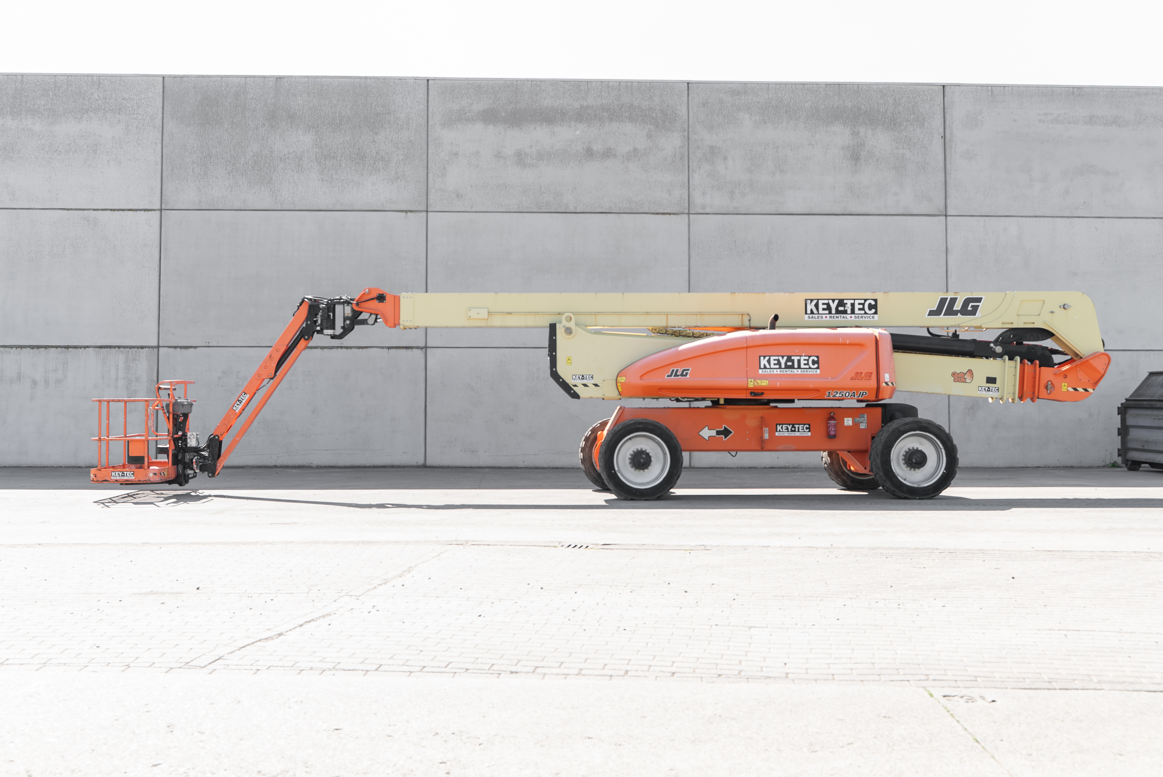 1250 AJP - Side