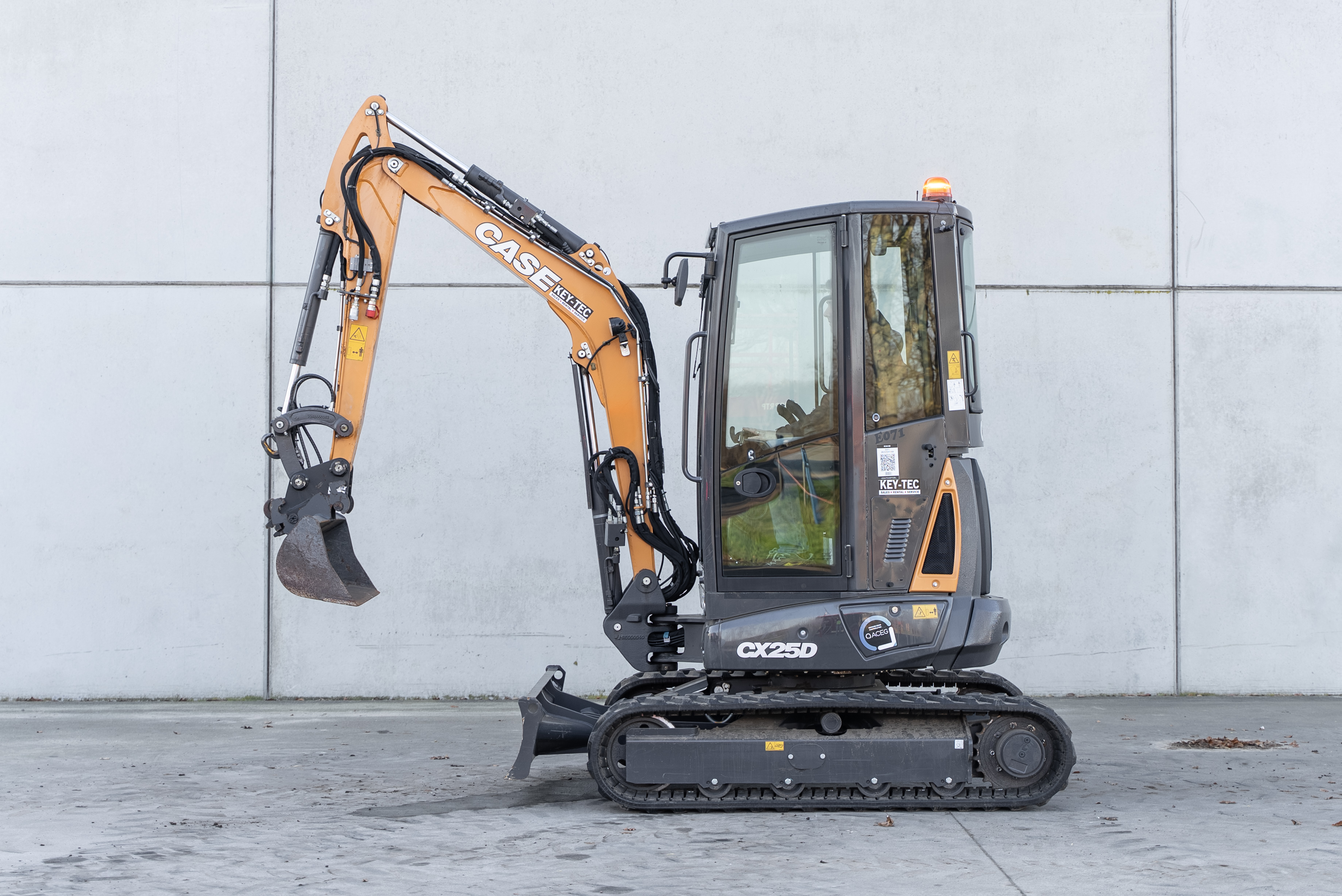 CX 25 D  - Side