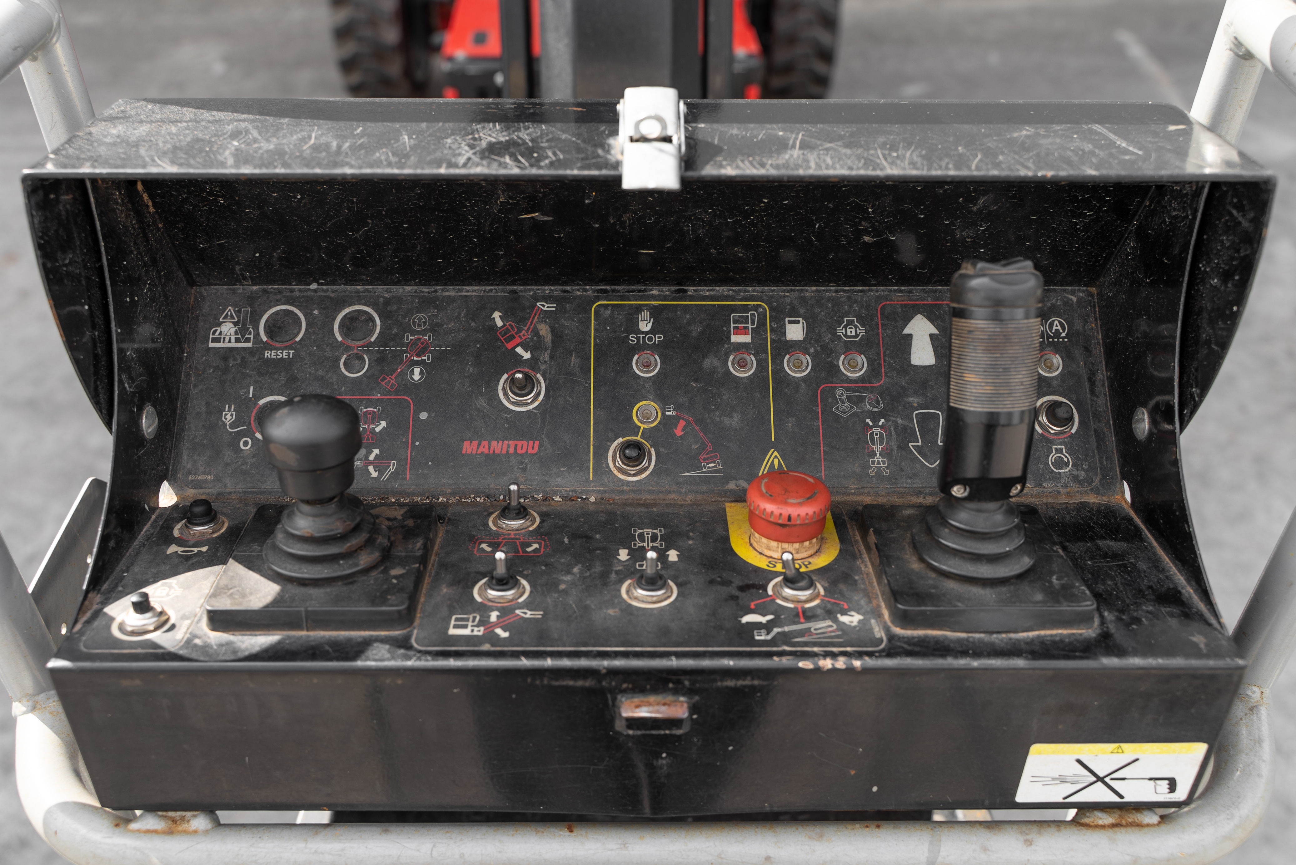 MAN GO 12 - Interior front