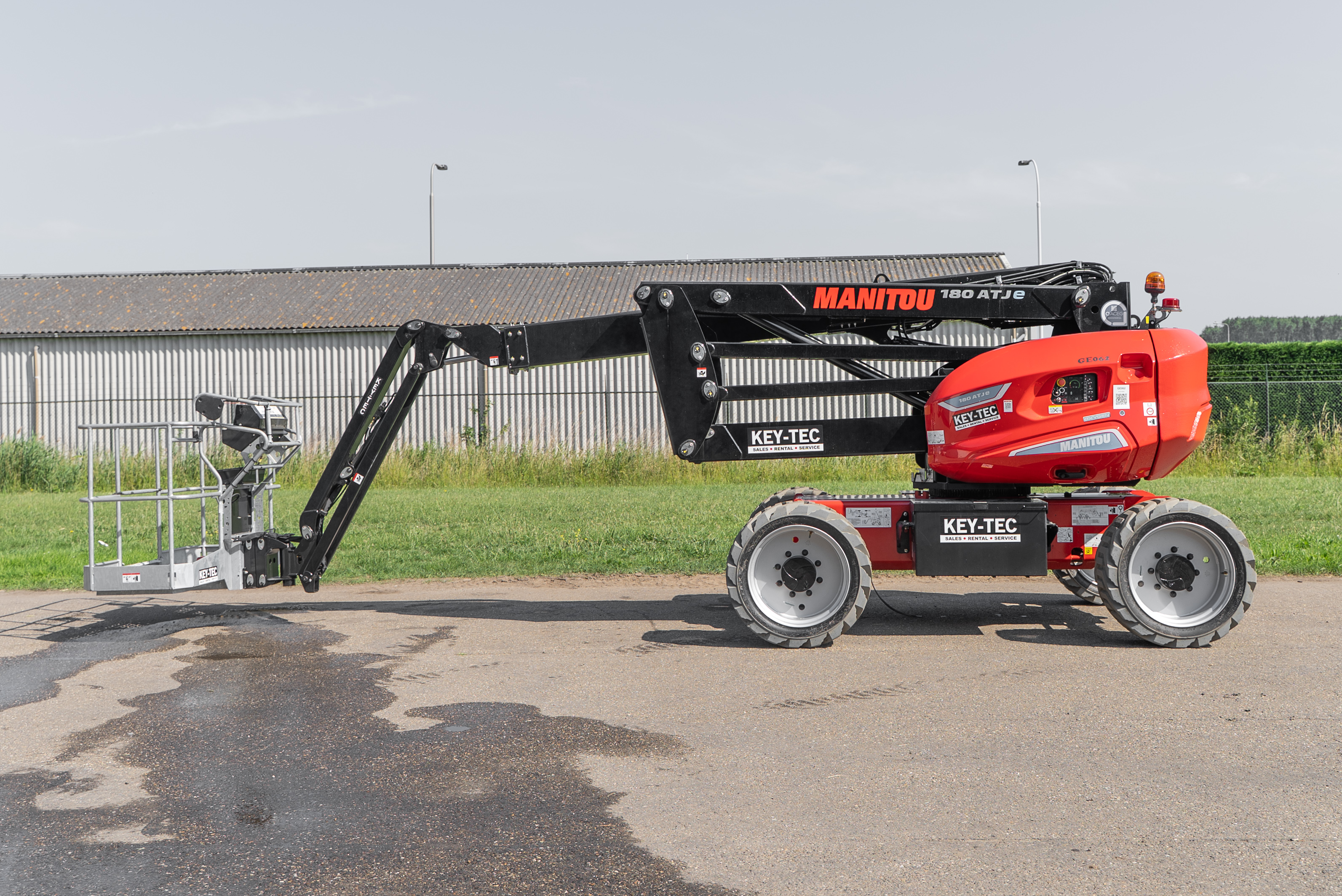 ATJ 180 E S1 - Side