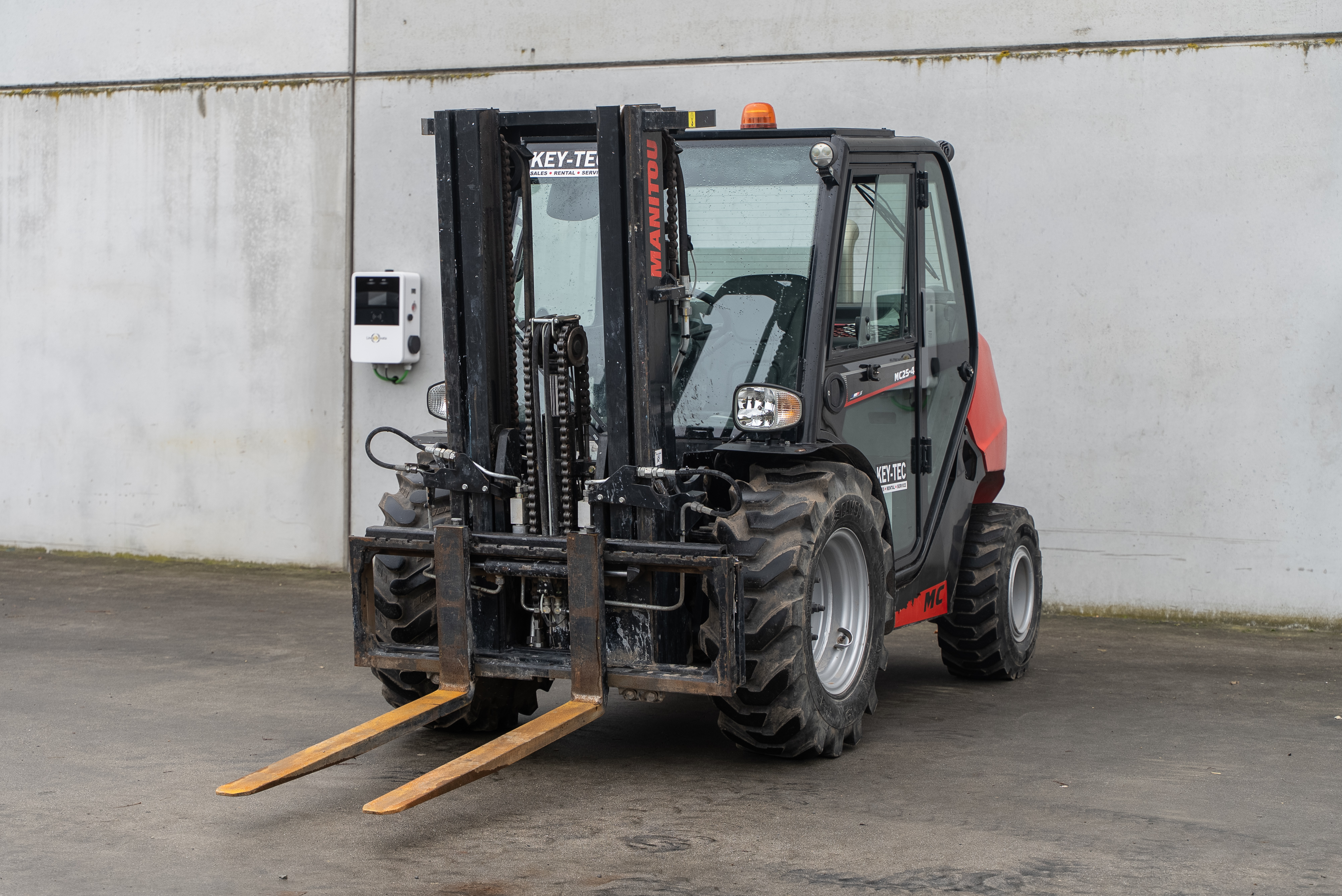 Manitou - Chariots élévateurs - MC 25-4 D K ST5 S1 - Avant gauche