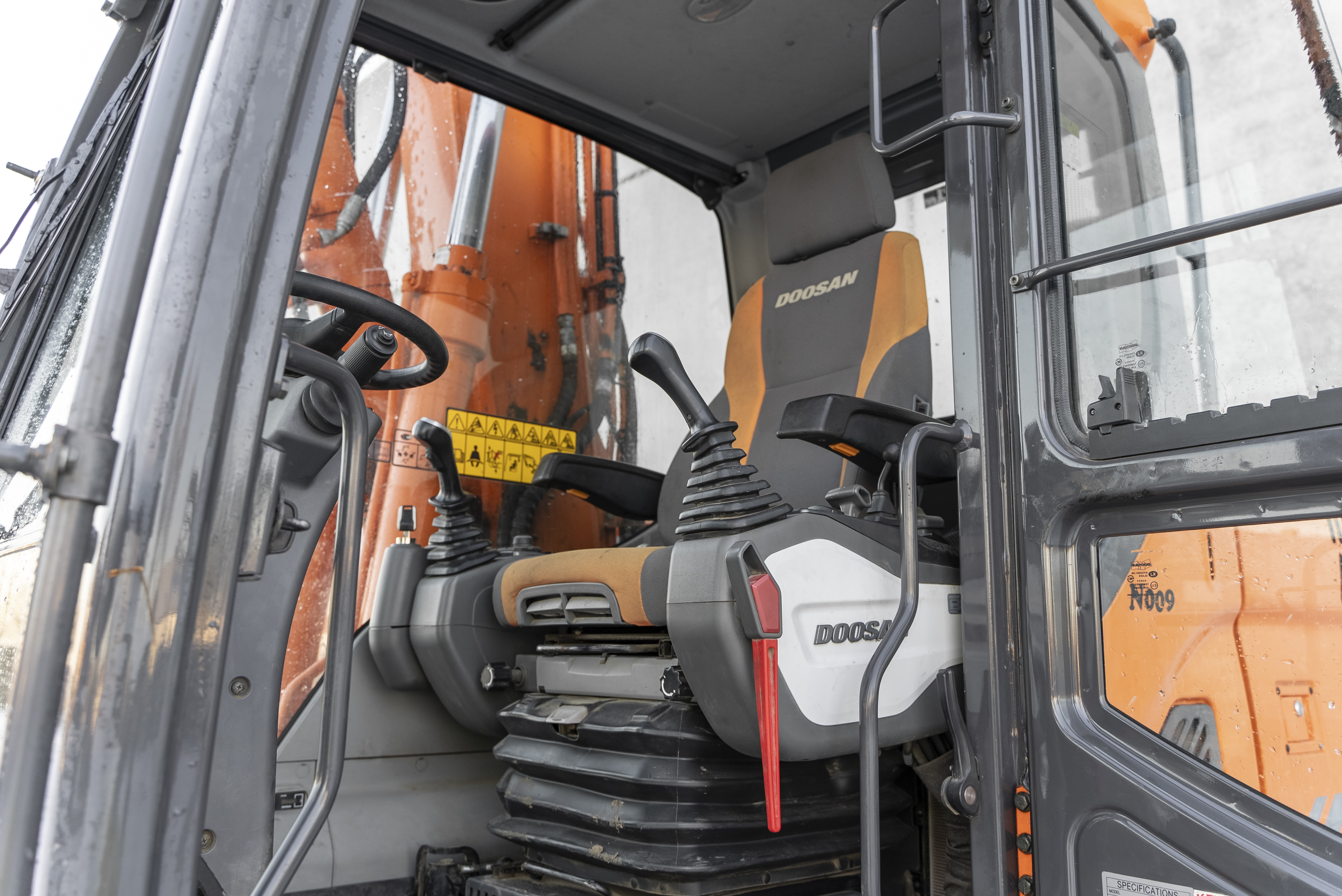 DX 140 W-3 - Interior back