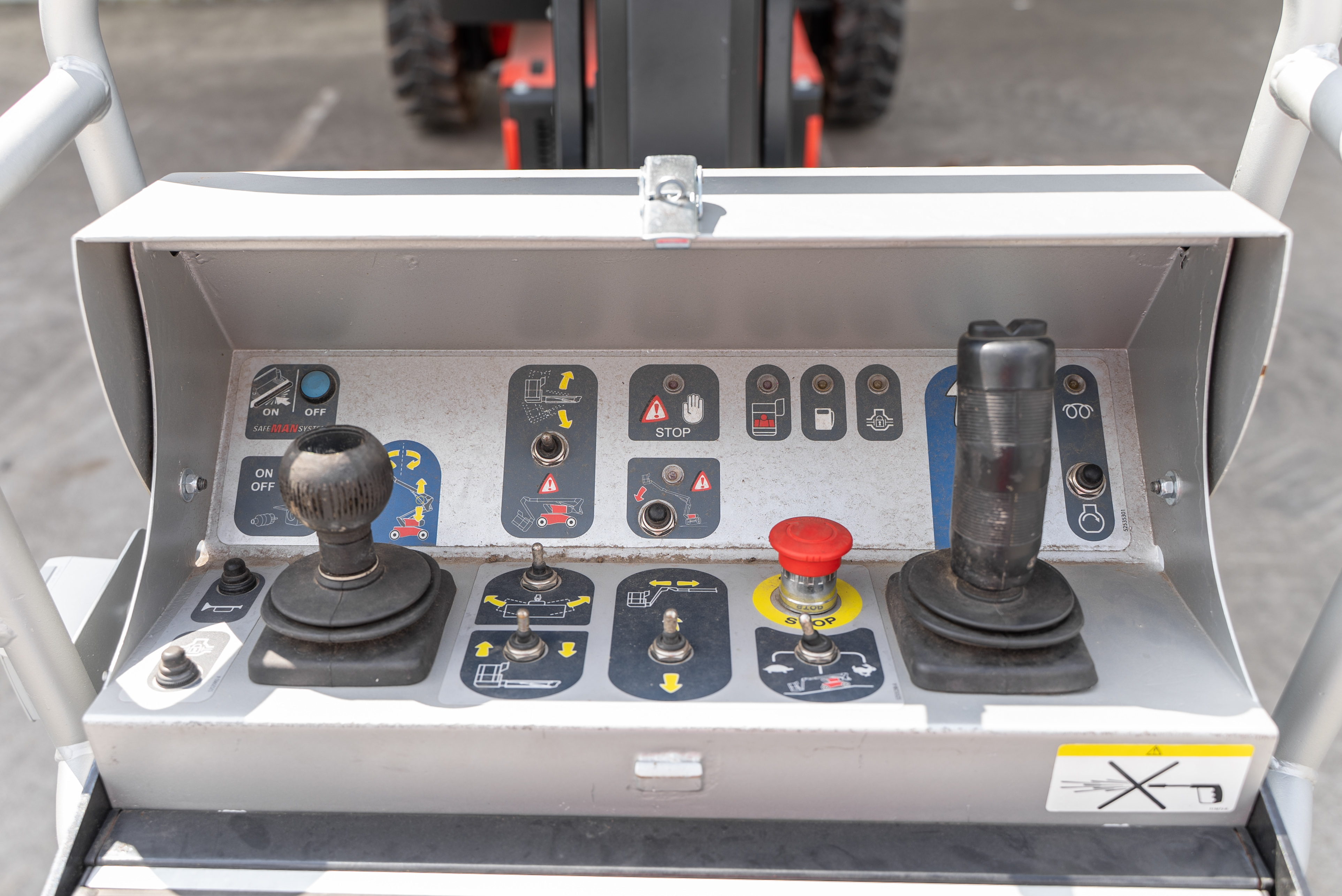 MAN GO 12 - Interior front
