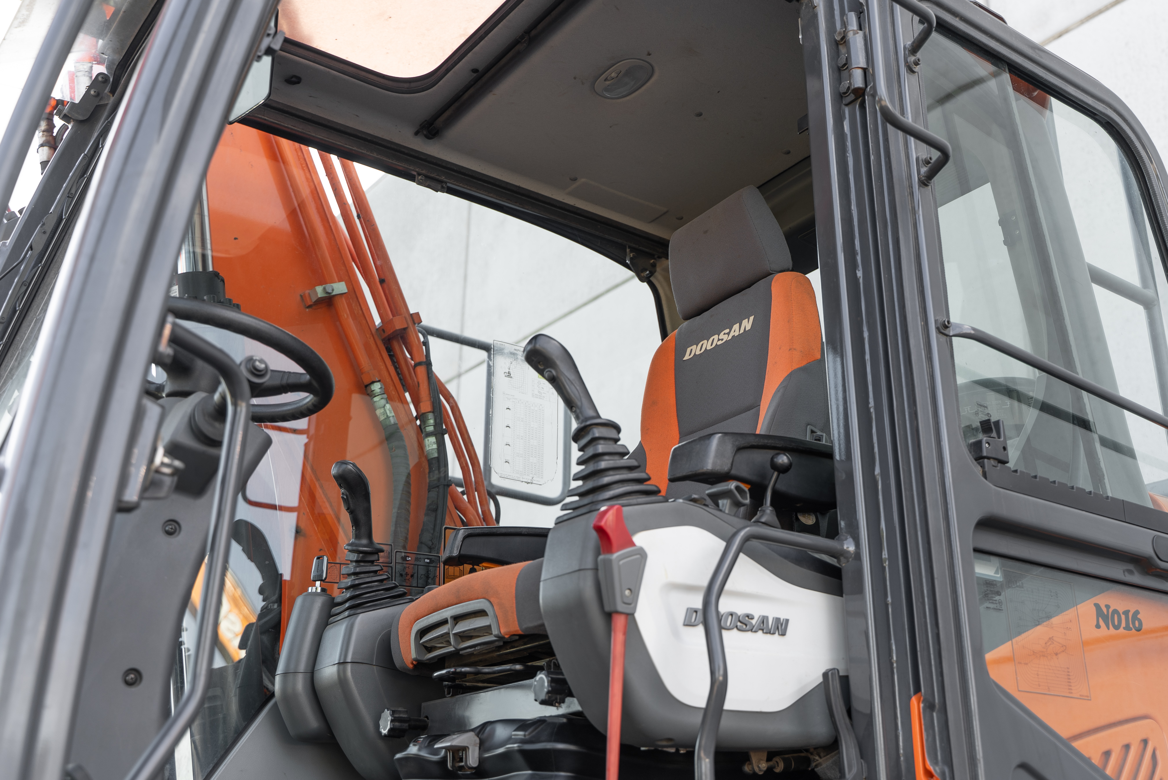 DX 140 W-5 - Interior back