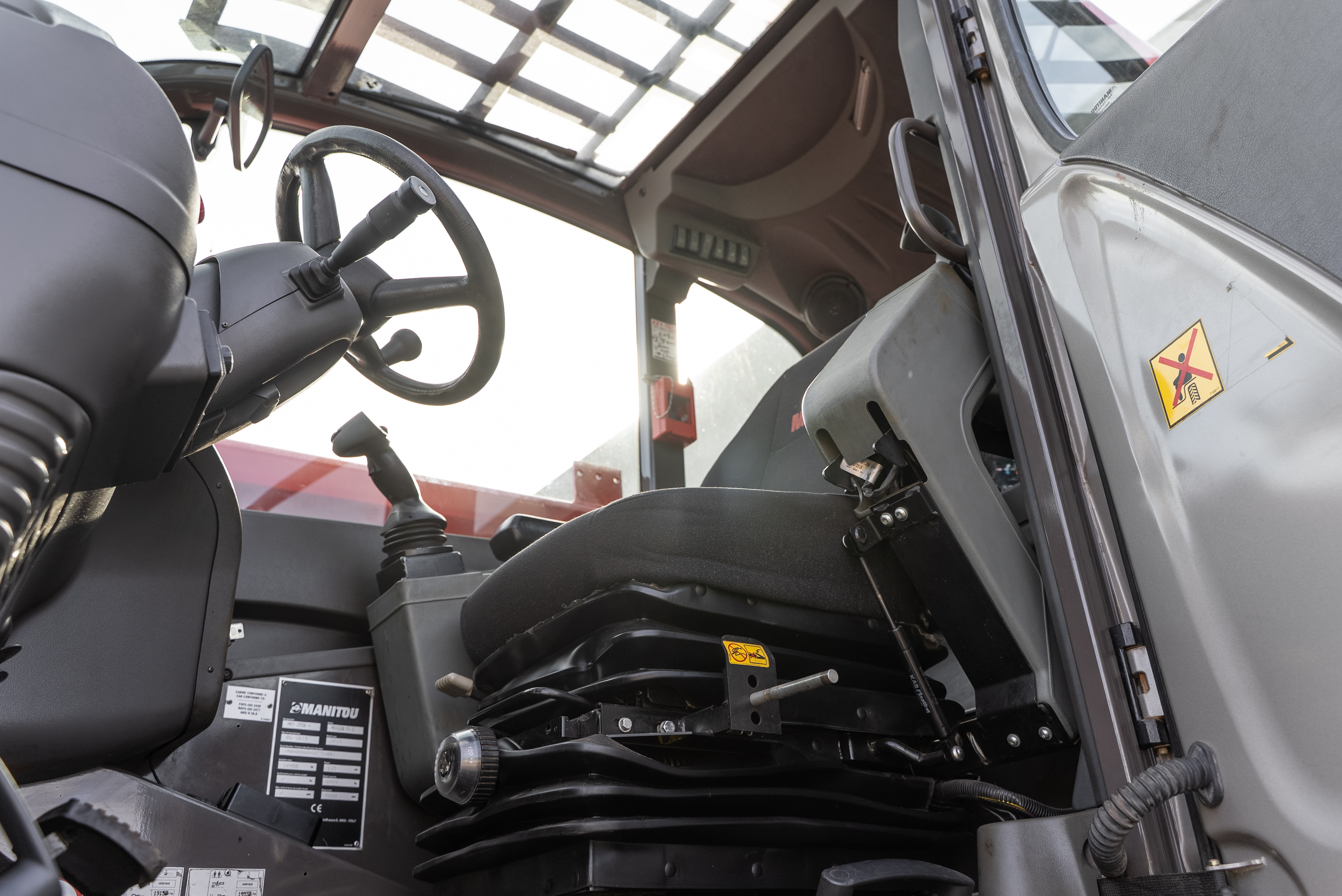 Manitou - Verreikers - MRT 2550 PRIV+ ST4 S2 - Interieur achter