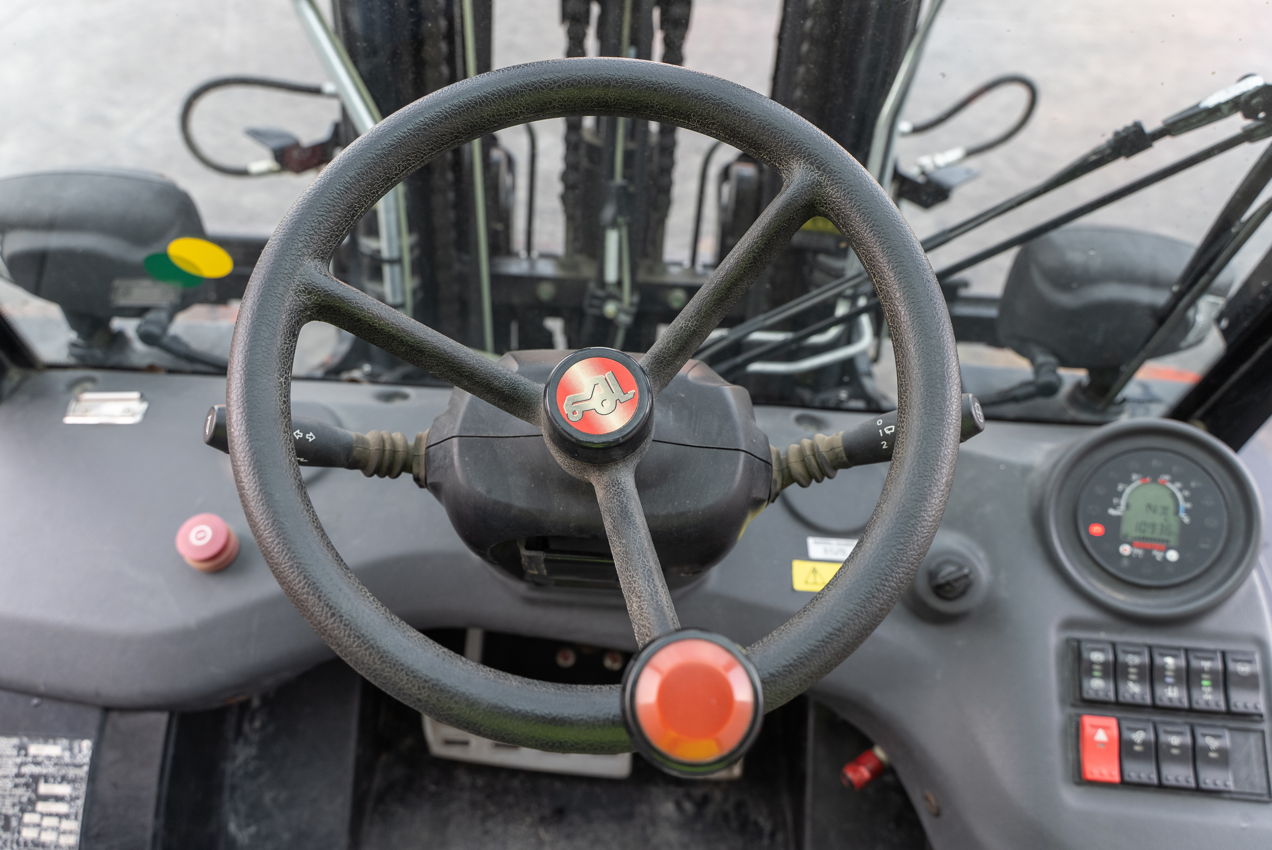 Manitou - Forklifts - MC 30-4 D K ST5 S1 - Interior front