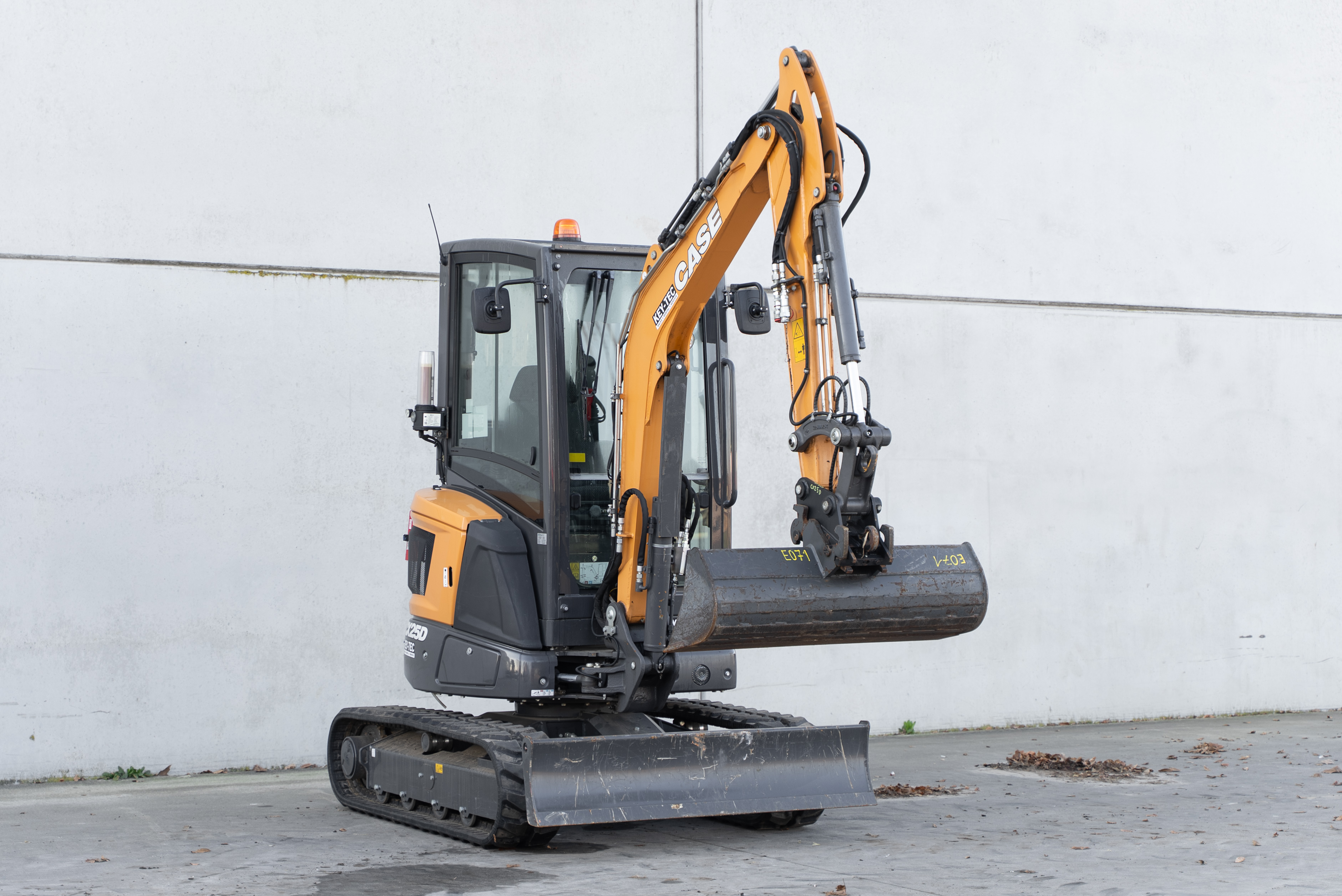 CX 25 D  - Front right