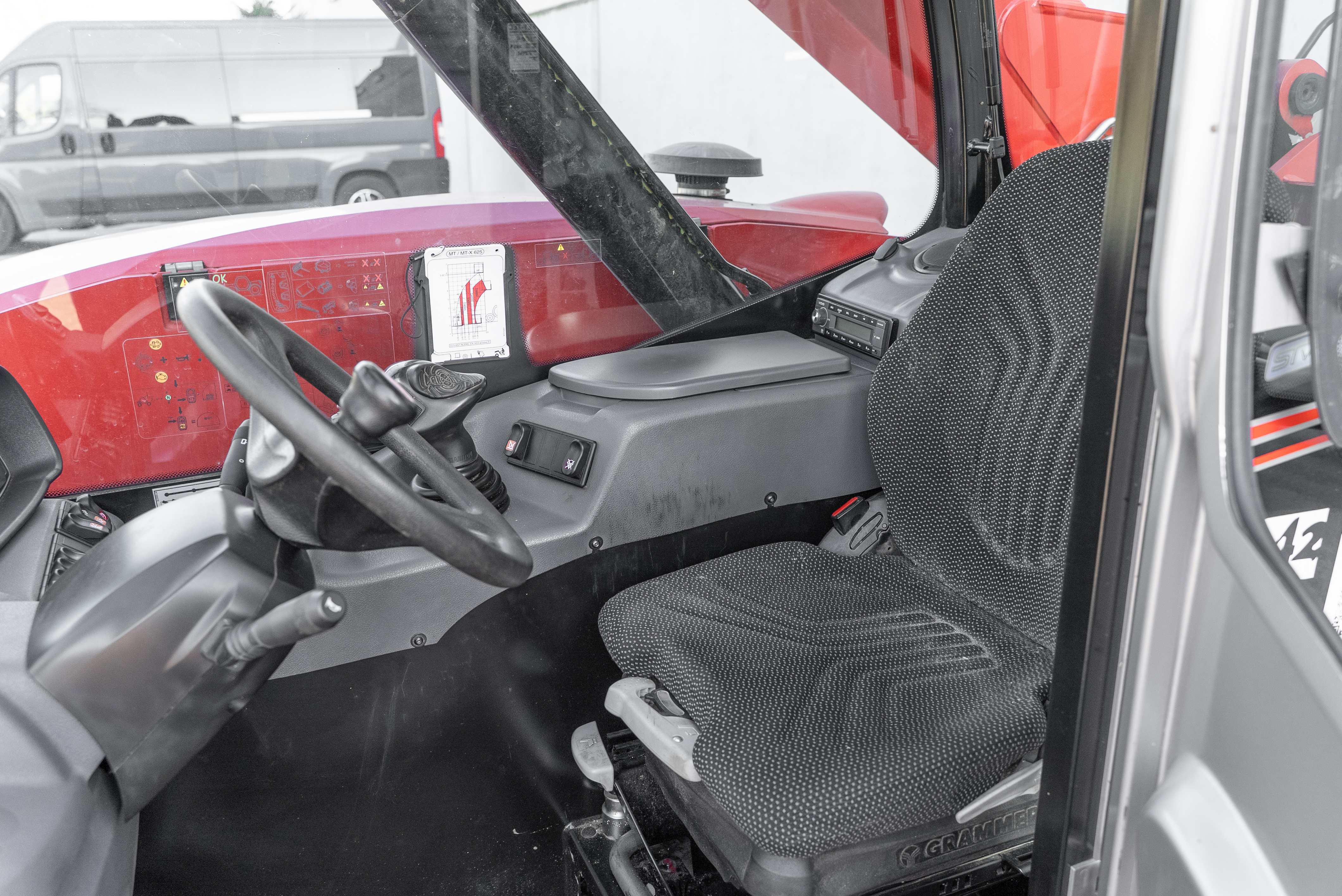 Manitou - Télescopiques - MT 625 H COMFORT 75K ST5 S1 - Intérieur arrière