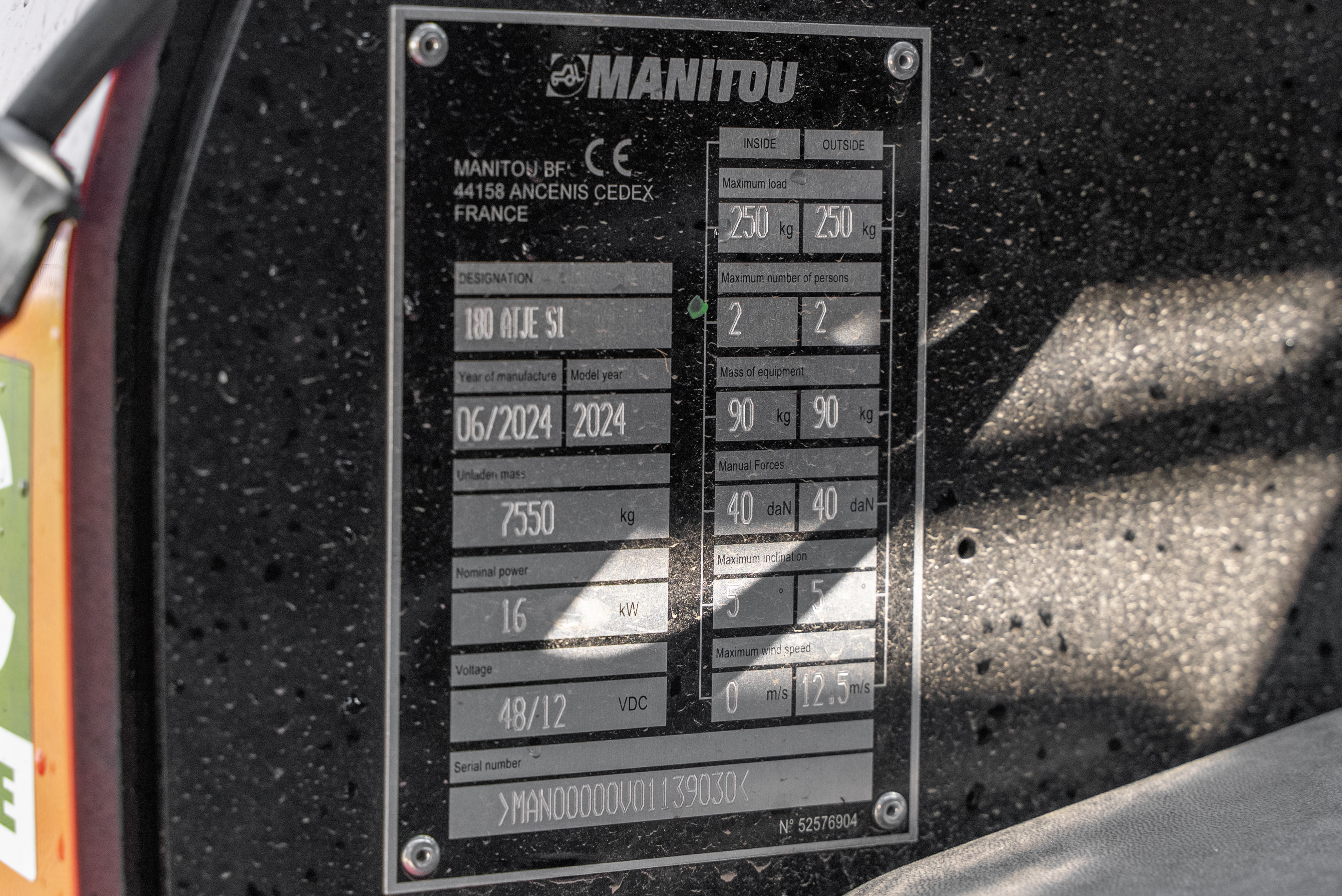 ATJ 180 E S1 - Identification plate