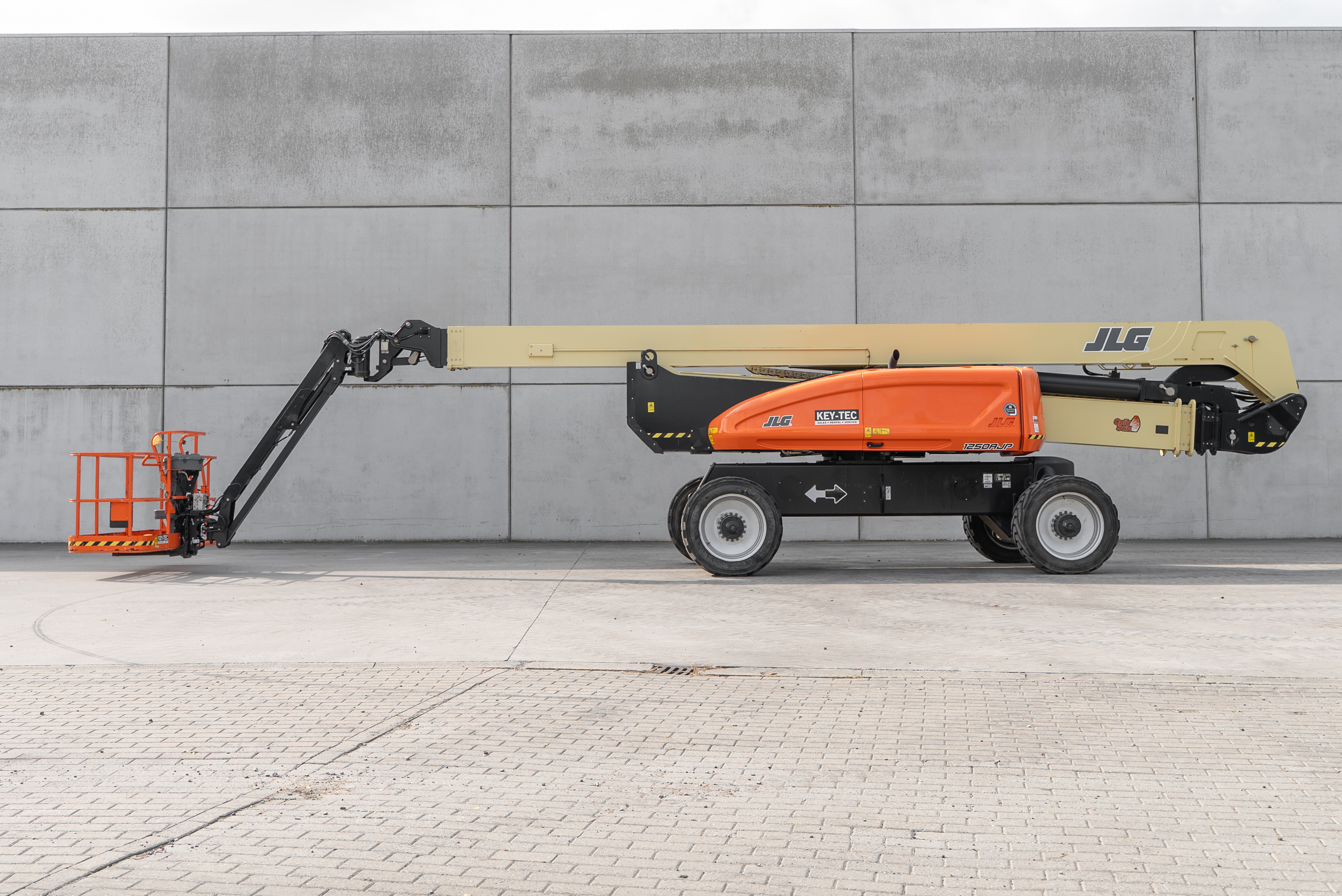 1250 AJP - Side